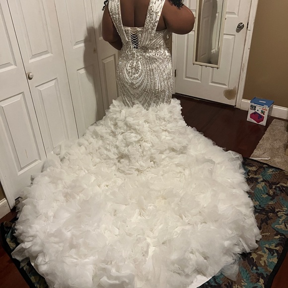 White Custom FJOLLA HAXHISMAJLI Bridal Gown with extended train - Picture 2 of 3